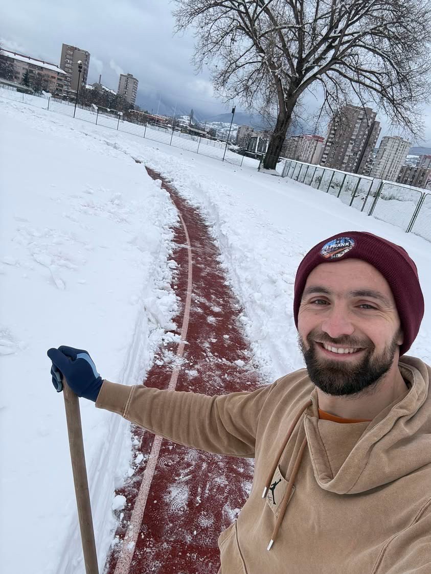 Amel Tuka primoran čistiti stazu zeničkog stadiona: "Ne ide na more ko ima, već ko je naučio"